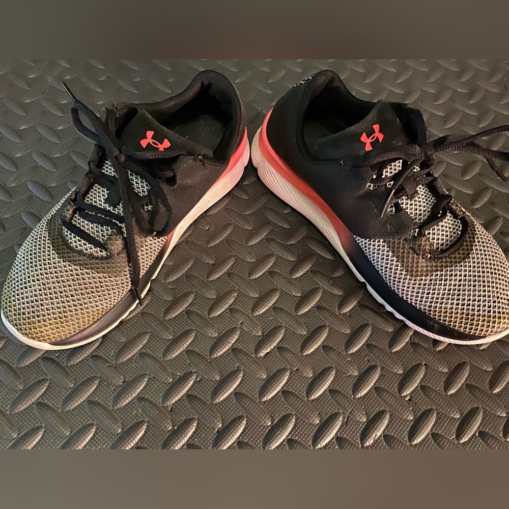 Under Armour •Women’s Youth• 5.5• Charged Tempo TCK